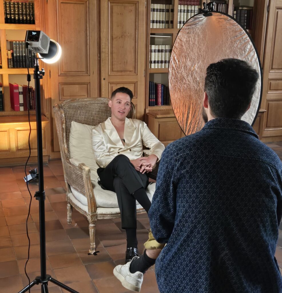 Une session narrative avec l'interview du marié pendant les préparatifs